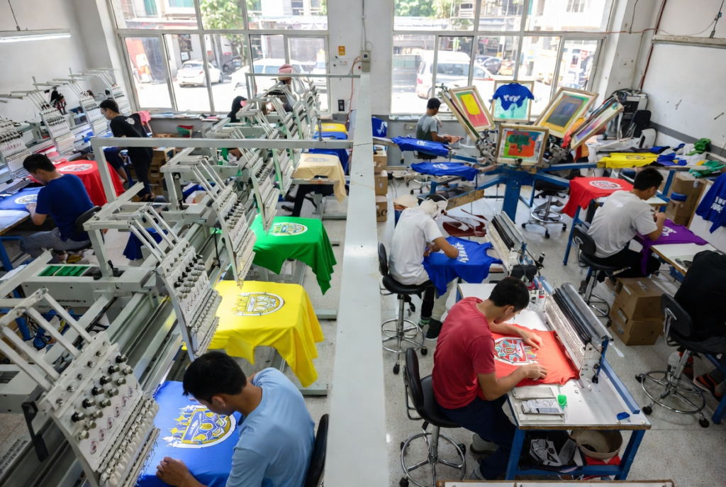Side-by-side comparison of screen printing and embroidery processes in a Guangzhou clothing factory – choosing the right technique for cost and speed.